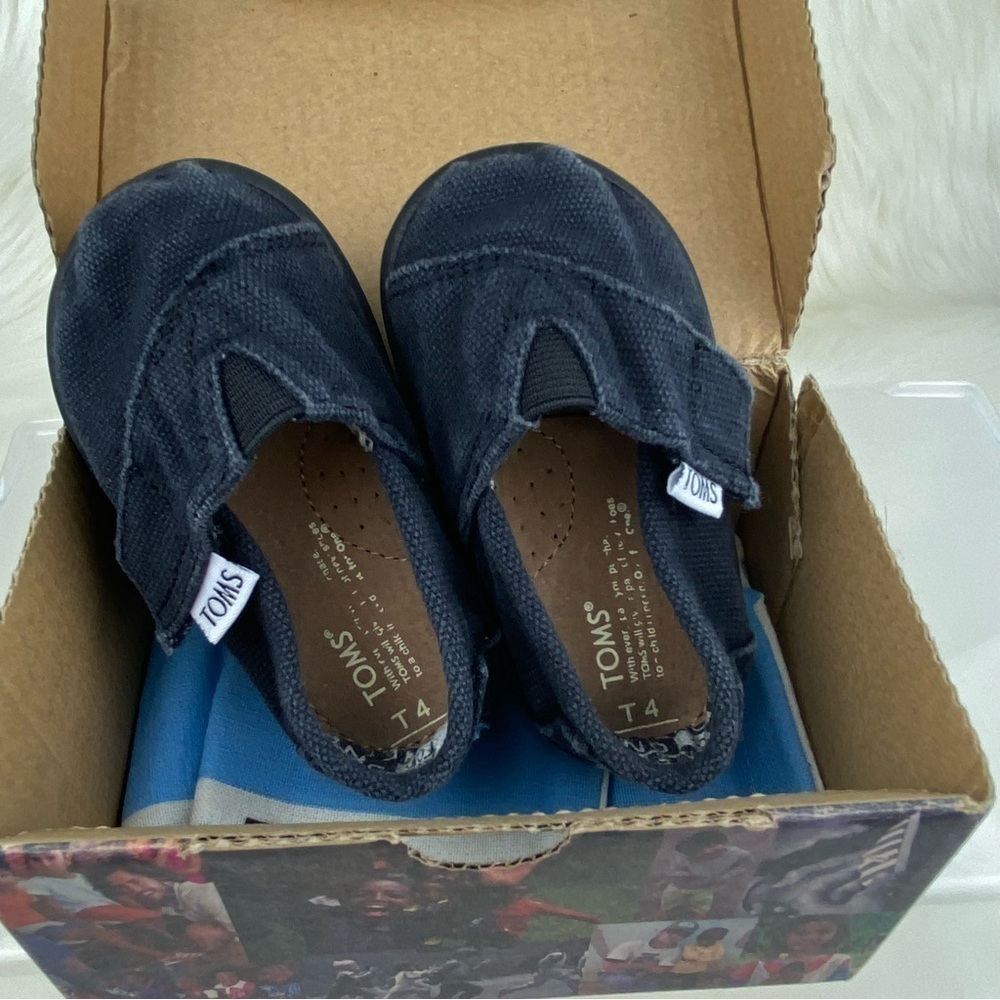 TOMS TINY CLASSIC BLACK CANVAS SHOES
SIZE 4 BABY - Picture 1 of 7